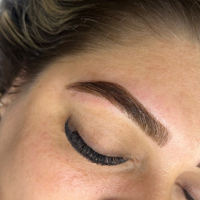 Design de Sobrancelhas com Henna — extensão de cílios feita por Angélica Avelar em Ibiporã e Londrina, PR